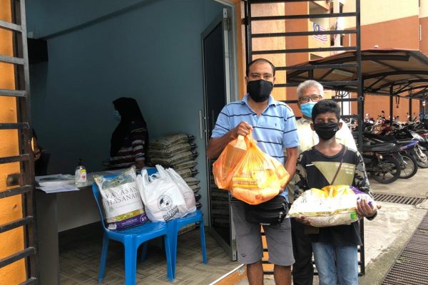 Beneficiaries of Al I’ tisan Malaysia’s HDR food distribution project