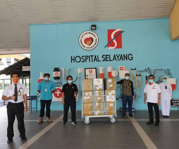 Frontliners at Selayang Hospital receiving GDRN contribution in the form of medical supplies made possible by the network’s GLC and GLIC partners