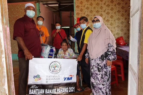 Local communities affected by floods in Pahang receiving assistance from Pertubuhan Gabungan Bantuan Bencana NGO Malaysia