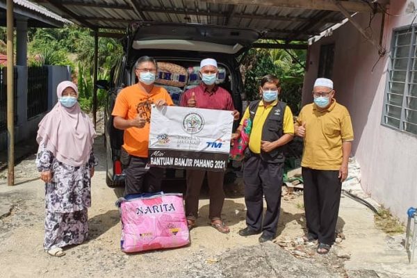Pertubuhan Gabungan Bantuan Bencana NGO Malaysia delivering aid to recipients affected not only by COVID-19 but also flood