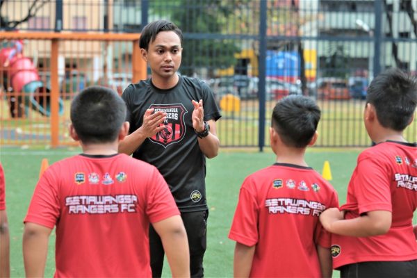 Weekly football training sessions by Coach Khushairi Aizad (appointed Secretariat of Setiawangsa / President of Kelab Bolasepak Setaiwangsa Rangers for CCPPRAP & CCPPRSS). In addition, they organised weekly academics tuition involving children with age from 10 – 12 years